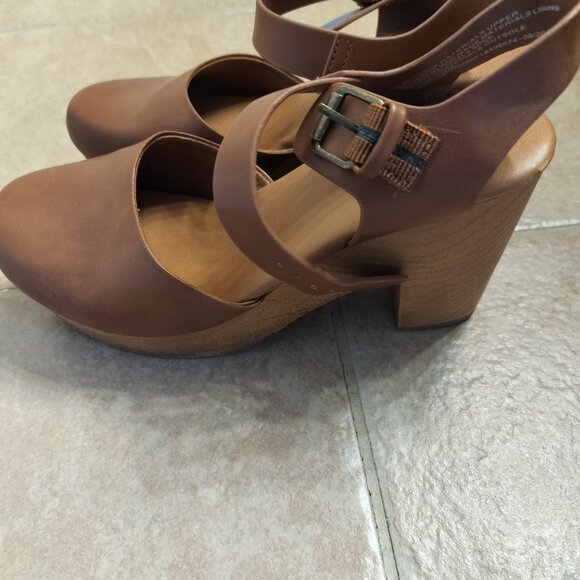 Universal Thread Clogs - Picture 2 of 3